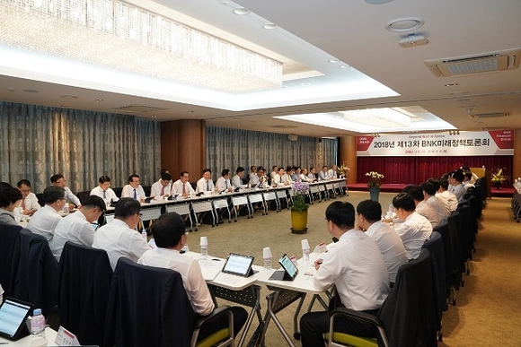 BNK금융그룹 김지완 회장과 그룹 경영진들이 지난 6일 부산은행 본점에서 열린 '제13차 BNK미래정책토론회'에서 그룹 내 각종 현안 및 당면 과제에 대한 해결 방안과 미래 비전 제시를 위해 토론을 하고 있다. (사진=BNK금융)