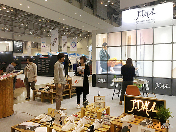 동아대 에코디자인사업단 수혜 기업 중 하나인 다울앤하울이 '2017 부산국제신발·섬유·패션전시회'에 참가해 관람객들에게 제품을 선보이고 있다. (사진제공=동아대)