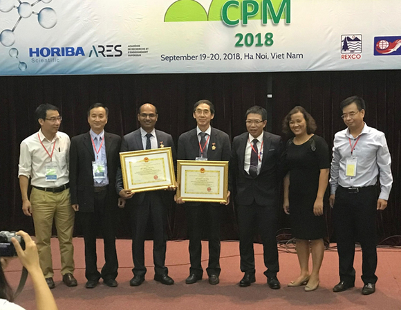 21일 베트남과학기술원(VAST)에서 부산대 하창식 교수(왼쪽 네 번째)가 VAST 공로 훈장을 받은 뒤, VAST 관계자들과 함께 수상한 호주 뉴캐슬대학의 아자얀 비누(Ajayan Vinu) 교수(왼쪽 세 번째)와 함께 기념촬영을 하고 있다. (사진제공=부산대)