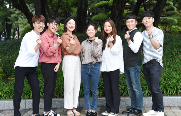 제3회 한국국토정보대상 공간정보 아이디어 공모전에서 최우수상을 수상한 (왼쪽부터)김동영, 오상욱, 조수빈, 한정화, 김서연, 박인규, 최현정 학생. (사진제공=부경대)