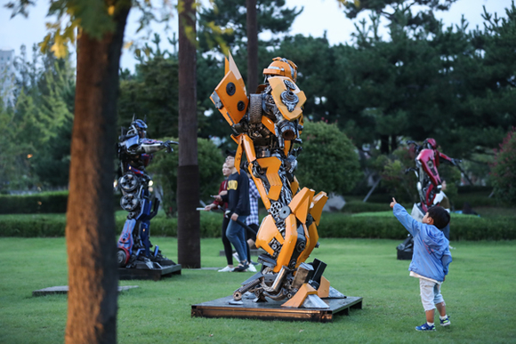 부산시민공원에서 열린 정크아트전. (사진제공=부산시설공단)