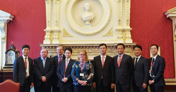 캠코가 9월 28일 영국 국유재산관리기구에서 이경열 캠코 부사장(사진 우측 네번째)과 앤 카터 그레이 영국 국유재산관리기구 이사(사진 우측 다섯번째) 및 양 기관 관계자가 참석한 가운데 효율적인 국유재산 관리 업무 및 정책에 대한 협의를 진행하고 기념촬영을 하고 있다. (사진제공=캠코)