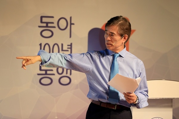 지난 5월 열린 한석정 총장의 '동아 100년 동행' 토크콘서트 모습. (사진=동아대)