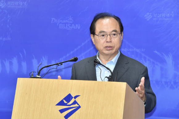 오거돈 부산시장이 지난달 18일 시청 기자회견장에서 한반도 통일시대를 대비한 '남북상생 교류협력 프로젝트'에 대해 발표하고 있다.