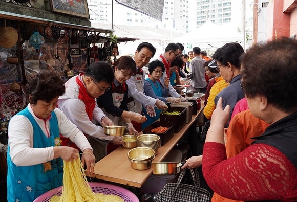 BNK금융그룹은 2일 부산 매축지마을에서 지역주민 400여명과 함께 '사랑의 국수 나눔' 행사를 가졌다. (사진=BNK금융)