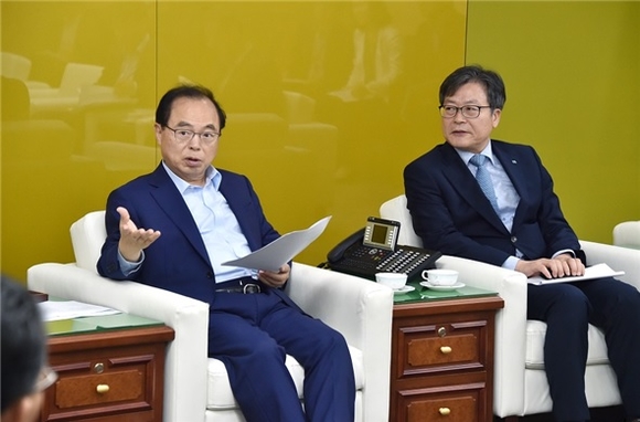 오거돈 부산시장(왼쪽)과 게임물관리위원회 이재홍 위원장이 지역 게임산업 현안과 관련해 면담을 갖고 있다. (사진=부산시)