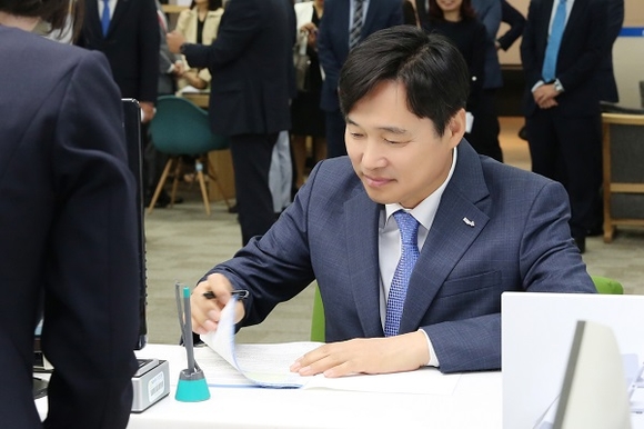 예탁결제원 이병래 사장이 크라우드펀딩 투자를 위한 증권계좌를 개설하는 모습. (사진=예탁결제원)