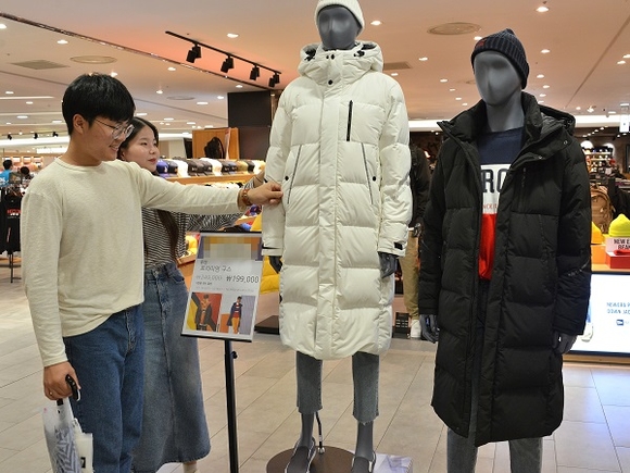 롯데백화점 부산본점 7층 에스컬레이터 디스플레이 공간에 롱패딩 제품이 진열돼 있는 모습. (사진=롯데쇼핑)