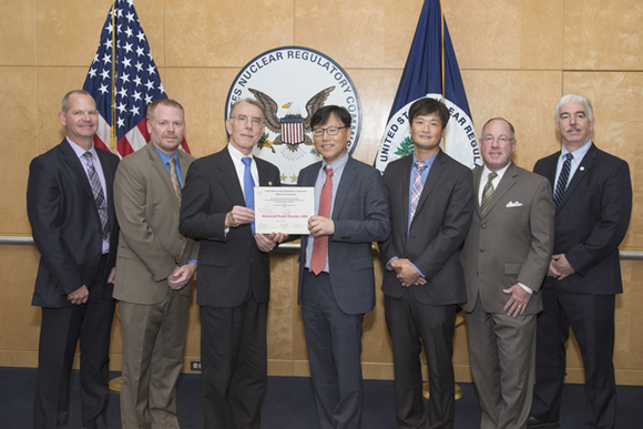 한수원은 9월 28일 미국 원자력규제위원회(NRC)로부터 한국형 원전인 APR1400에 대한 표준설계승인서를 받았다. (왼쪽 세번째)NRC 프레데릭 브라운 신형원자로 국장, 한수원 워싱턴DC센터 안대근 센터장. (사진제공=한수원)