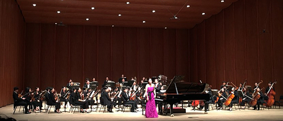 4일 부산문화회관 대극장에서 개최된 '제51회 인코리안심포니오케스트라 정기연주회'에서 박정희 음악학과 교수가 피아노 연주를 선보이고 있다. (사진제공=동아대)