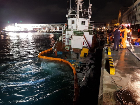 4일 오후 7시 52분경 부산 감천항 4부두에서 예선 A호가 기관실 침수로 인한 침몰로 기름이 유출되어 긴급 방제조치 중이다. (사진제공=부산해양경찰서)