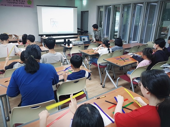 창원대 과학영재교육원의 복지관 과학 특강이 열리고 있는 모습. (사진=창원대)