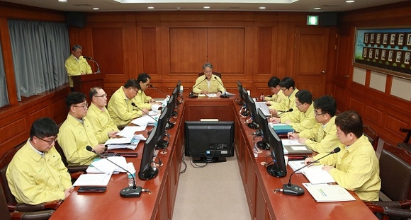 경남농협은 5일 경남농협 대의원회의실에서 제25호 태풍 '콩레이' 북상에 따른 농업인 피해 사전예방 및 피해 최소화를 위해 피해대비 대책회의를 열었다. (사진=경남농협)