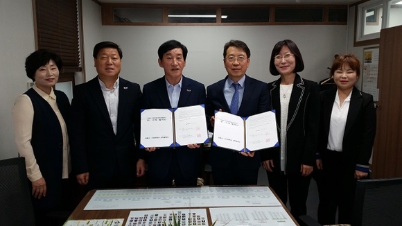 김해시는 4일 가야대학교 산학협력단과 어린이급식관리지원센터 위탁운영 협약을 체결했다. (사진=김해시)