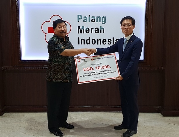 성식경 동서발전 상임감사위원(오른쪽)이 인도네시아 적십자에 지진 구호 성금을 전달하고 있다. (사진=동서발전)