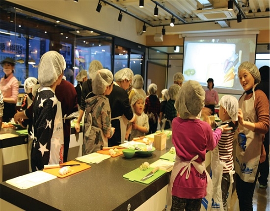 어묵 만들기 문화체험장 운영 모습. (사진=부산시)