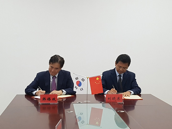 한석정 동아대 총장(왼쪽)과 류샤오둥(刘晓东) 중국 구강대학 총장이 학술교류 협정서에 사인하고 있다. (사진제공=동아대)