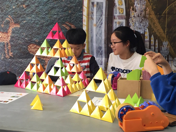 지난해 김해과학축제 프로그램에 지역 어린이들이 참여하고 있는 모습. (사진제공=인제대)