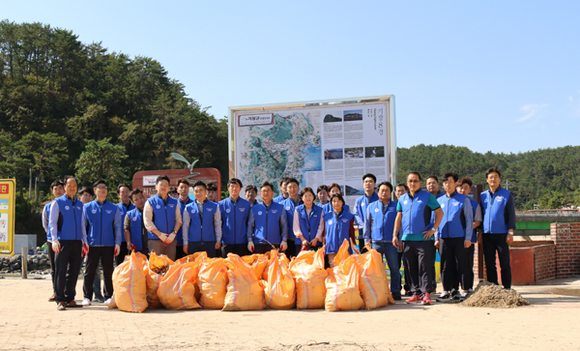 8일 오전 한국수력원자력 고리원자력본부 고리봉사대와 직원들이 발전소 인근 마을에서 해양쓰레기 청소 등 태풍피해 복구작업을 펼치고 기념촬영을 하고 있다. (사진제공=고리원자력본부)