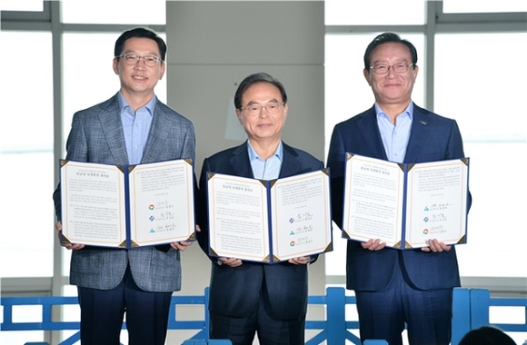 10일 부산항 국제전시컨벤션센터에서 열린 민선 7기 출범 100일 토크콘서트에서 (왼쪽부터) 김경수 경남도지사, 오거돈 부산시장, 송철호 울산시장이 '동남권 상생발전 결의문'을 발표한 뒤 기념촬영을 하고 있다. (사진=부산시)