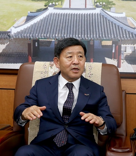 민선 7기 취임 100일을 맞은 허성곤 김해시장이 그간 성과와 임기 내 공약사업, 세부 실천계획 등을 설명하고 있다. (사진=김해시)