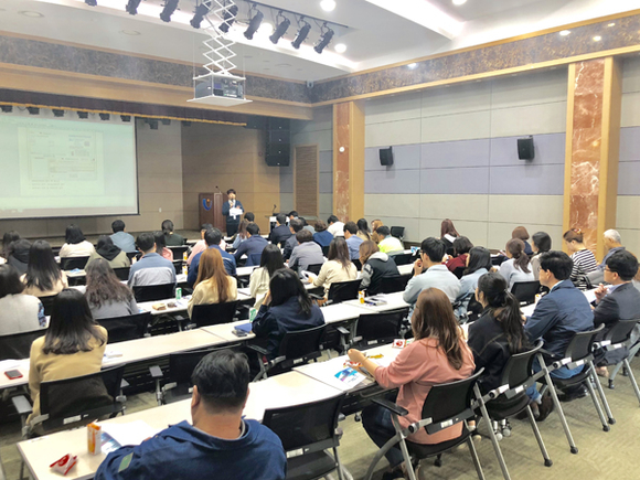 울산항만공사가 12일 오전 울산항을 이용하는 선사, 대리점, 하역사 등 항만 관계자 간담회(고객한마당)를 UPA 2층 다목적홀에서 개최하고 있다. (사진제공=UPA)