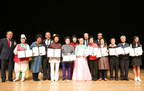 무학 좋은데이나눔재단이 '제37회 부산노인대학예술제'에서 선행학생 장학금 200만원을 전달하고 기념촬영을 하고 있다. (사진제공=무학)