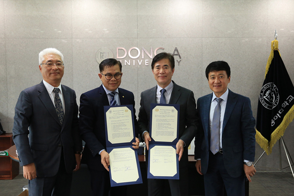 동아대학교가 인도네시아 수라바야공립대학과 학술교류협정을 체결하고 (왼쪽부터)이경윤 재 인도네시아 동부자바(수라바야) 한인회 수석 부회장, 조적 수파르조 수라바야대 대외부총장, 한석정 동아대 총장, 문철주 국제교류처장이 기념촬영을 하고 있다. (사진제공=동아대)