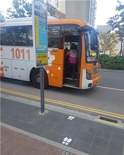 버스정류소 한 줄서기 안내표시 설치 모습. (사진=부산시)