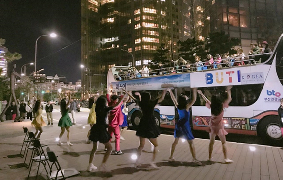 부산시티투어가 '피란수도 부산' 테마 공연이 어우러진 2층버스 야경투어를 진행하고 있다. (사진제공=부산관광공사)