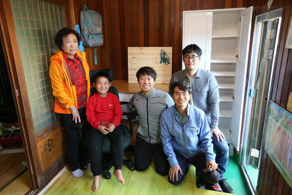 한국수력원자력 고리원자력본부는 15일 부산시 기장군 장안읍 신명마을을 방문해 직원들이 원목가구를 제작·기부하는 '반딧불 가구 나눔' 봉사활동을 진행하고 마을 주민들과 기념촬영을 하고 있다. (사진제공=고리원자력본부)