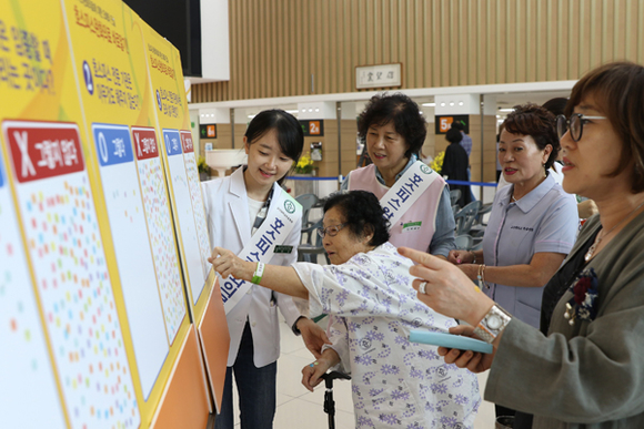 고신대학교복음병원이 세계 호스피스의 날을 맞아 16일 병원 중앙로비에서 호스피스완화의료 주간 행사를 진행하고 있다.(사진제공=고신대복음병원)