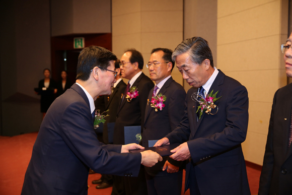 이학기 동아대 건축공학과 교수(오른쪽)가 '제14회 건축의 날' 기념식에서 국무총리 표창을 수상하고 있다. (사진제공=대한건축학회)