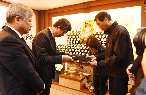 김영섭 총장(왼쪽 두 번째)이 이재훈 씨 유가족에게 명예졸업장을 전달하고 있다. (사진제공=부경대)