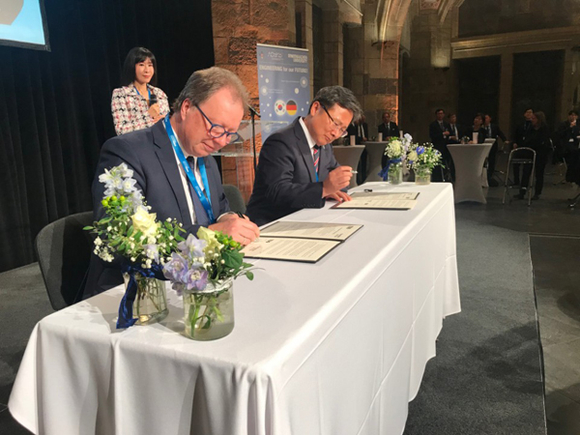 (오른쪽부터) Korea NU10 회장 전호환 부산대 총장, TU9 회장 볼프람 레셀(Wolfram Ressel) 슈투트가르트대 총장이 교류협력 협약을 맺고 있다. (사진제공=부산대)