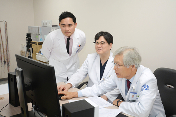 해운대백병원 뇌전증센터에서 이병인 교수(센터장), 김성은 교수(신경과 과장)와 쿠칭성씨(맨 왼쪽)가 함께 연구 중이다. (사진제공=해운대백병원)
