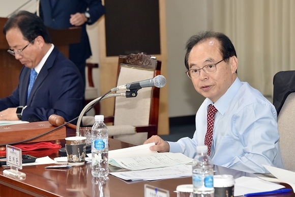 18일 열린 부산시 남북교류협력위원회 회의에서 위원장인 오거돈 부산시장이 발언을 하고 있다. (사진=부산시)