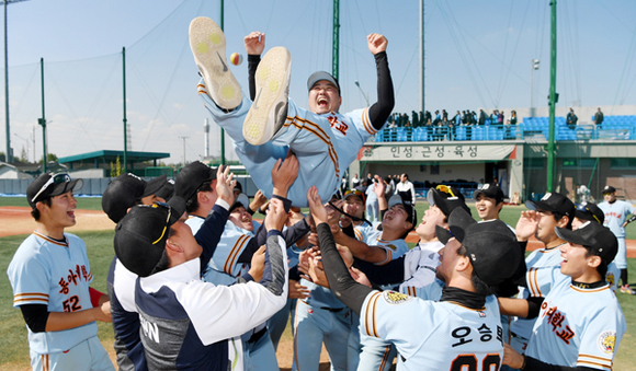 동아대학교 스포츠단 야구부가 부산시 대표로 출전한 제99회 전국체육대회에서 남자일반부 우승을 차지했다. (사진제공=동아대)