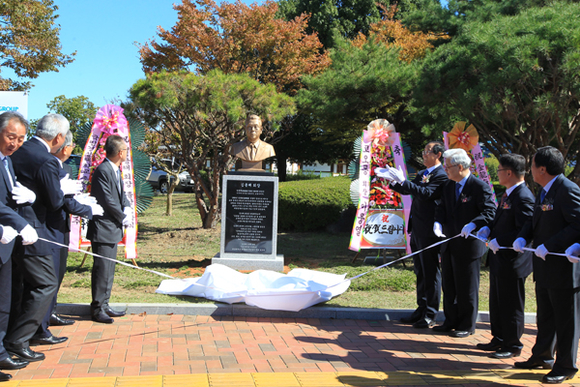 경상대는 유코 김용해 회장의 흉상을 가좌캠퍼스 정문 부근에 설치하고 19일 오전 제막식을 개최하고 있다. (사진제공=경상대)
