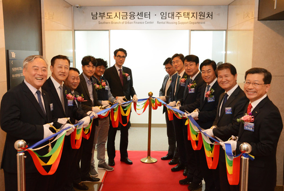 HUG는 19일 영남·호남·제주지역 도시재생 금융지원을 담당할 '남부도시금융센터' 개소식을 개최하고 있다. (사진제공=HUG)