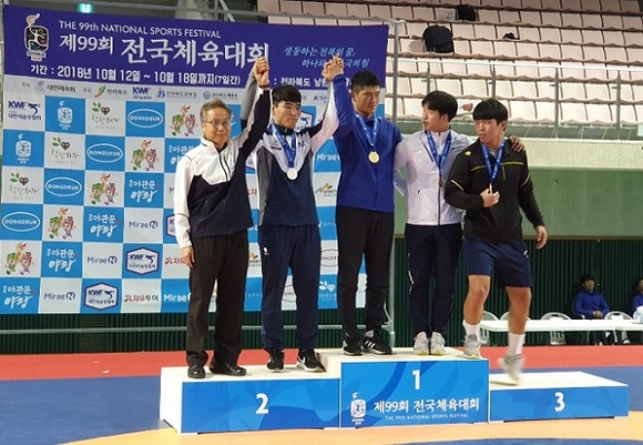 제99회 전국체육대회 레슬링 87급에서 경성대 김상웅 선수(가운데)가 금메달을 받고 기념촬영을 하고 있다. (사진=경성대)