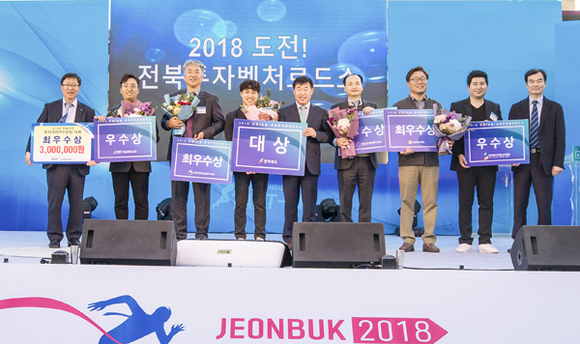 시상 후 수상자들이 기념촬을 하고 있다. (사진제공=예탁결제원)