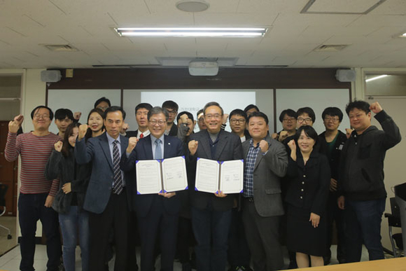 게임물관리위원회가 가천대학교 게임대학원과 20일 가천대 IT대학 회의실에서 게임분야 정보교류 및 학술적 상호협력을 위한 업무협약을 체결하고 기념촬영을 하고 있다. (사진제공=게임위)