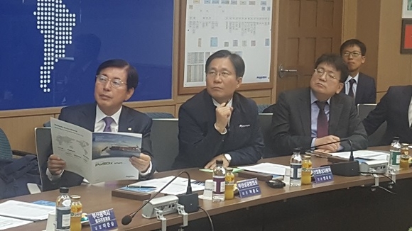 성윤모 산자부 장관(가운데)이 22일 부산 미음산단을 방문한 가운데, 부산상의 허용도 회장(왼쪽)을 비롯한 부산지역 조선기자재 업계 관계자들과 간담회를 갖고 있다. (사진=부산상의)