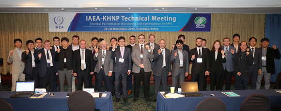 23일 경주에서 열린 '원전 성능관리 기술교류 회의'에 참석한 참석자들이 기념촬영을 하고 있다. (사진제공=한수원)