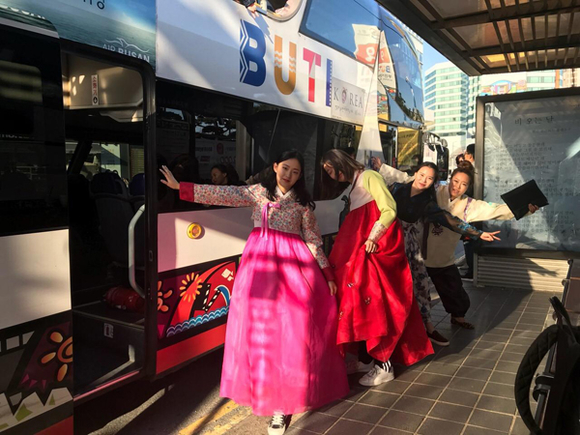 '투어 모모한' 참가자들이 시티투어버스 앞에서 포즈를 취하고 있다. (사진제공=부산관광공사)