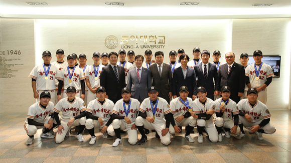 제99회 전국체전에서 정상에 오른 동아대 야구부가 한석정 총장, 신기옥 스포츠단장, 이재헌 감독, 권동식 코치 등과 기념촬영을 하고 있다. (사진제공=동아대)