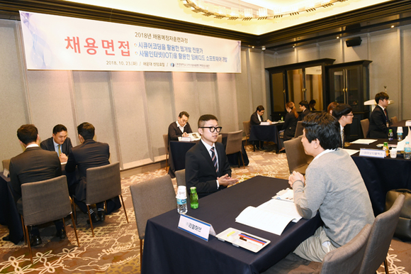 청년구직자들이 기업들과 개별 채용상담을 하고 있다. (사진제공=부경대)