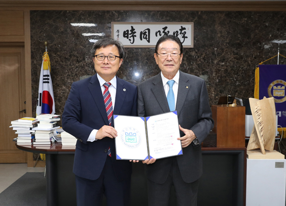 발전기금 출연식에서 전호환 부산대 총장(왼쪽)과, 오봉석 동일건축 회장(오른쪽)이 기념촬영을 하고 있다. (사진제공=부산대)