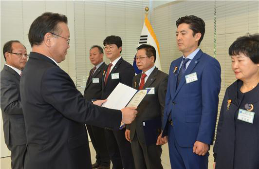 와이즈유 평생교육대학 사회복지학과 윤방원 학생이 한국자유총연맹 포상식서 대통령 표창을 받고 있다. (사진제공=와이즈유)